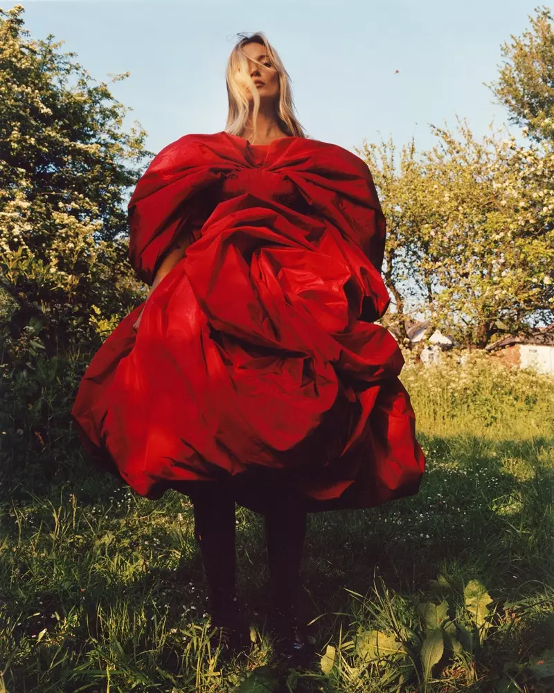 Siêu mẫu Kate Moss xuất hiện trong chiến dịch thu đông 2019 của Alexander McQueen