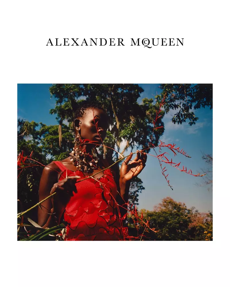 Shanelle Nyasiase è la protagonista della campagna primavera-estate 2018 di Alexander McQueen