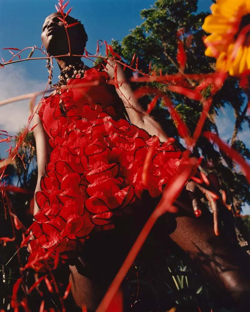 Modelja Shanelle Nyasiase pozon me fustan të kuq për fushatën pranverë-verë 2018 të Alexander McQueen