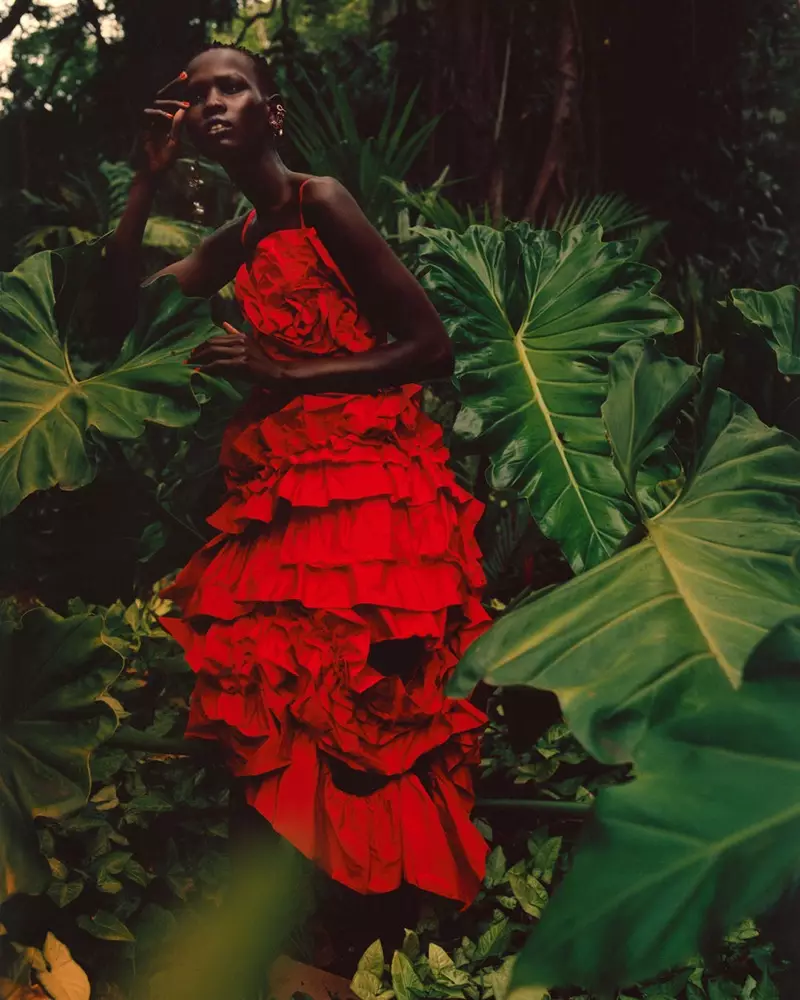 Modelo Shanelle Nyasiase portas ruĝan robon por la kampanjo printempo-somera 2018 de Alexander McQueen