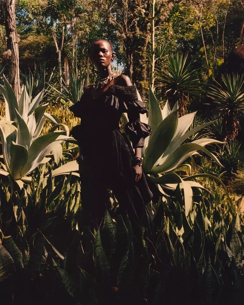 Shanelle Nyasiase appare nella campagna primavera-estate 2018 di Alexander McQueen