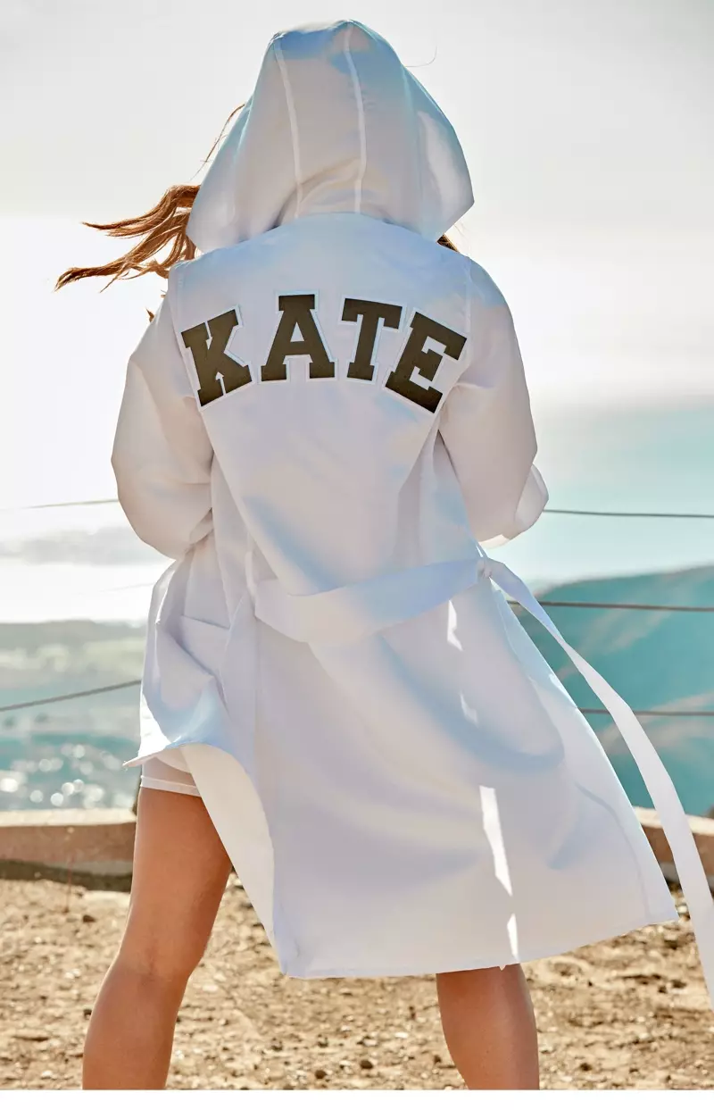 Aktorja Kate Beckinsale pozon me një mantel të personalizuar