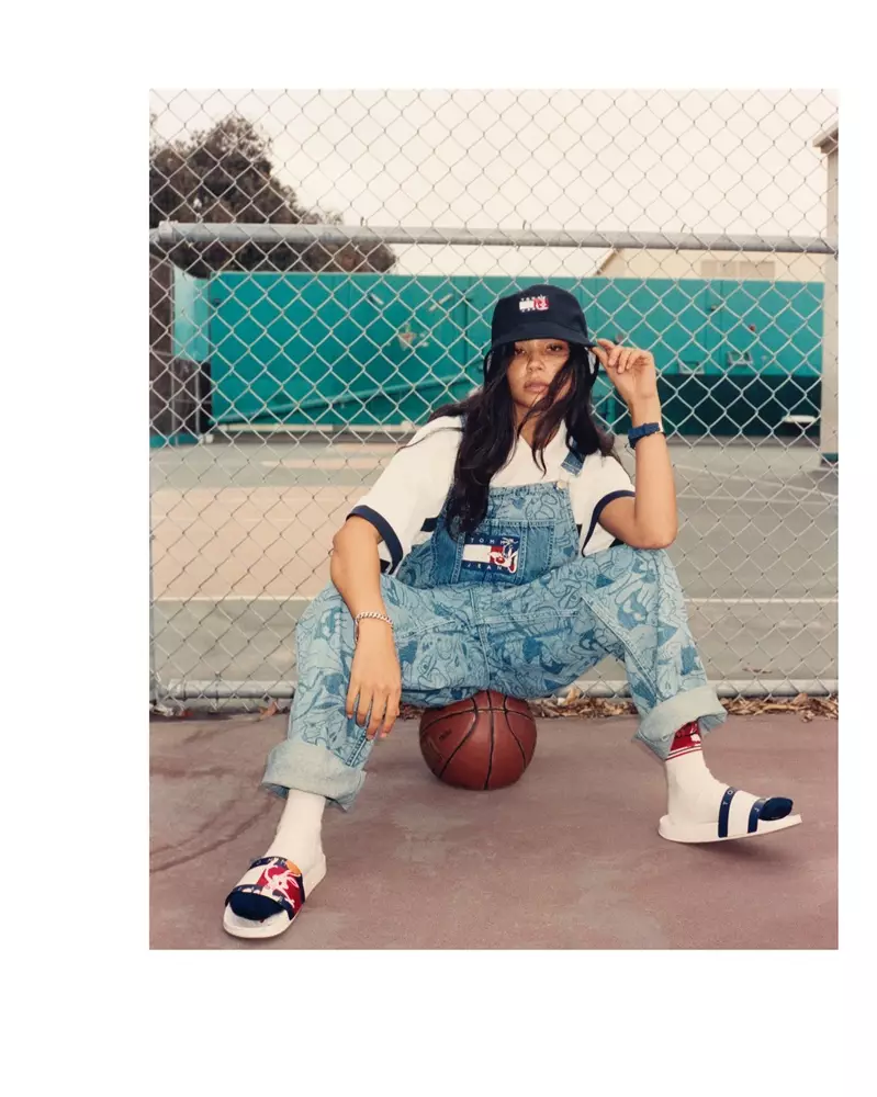 Μια ματιά από τη συνεργασία Space Jam: A New Legacy x TOMMY JEANS.