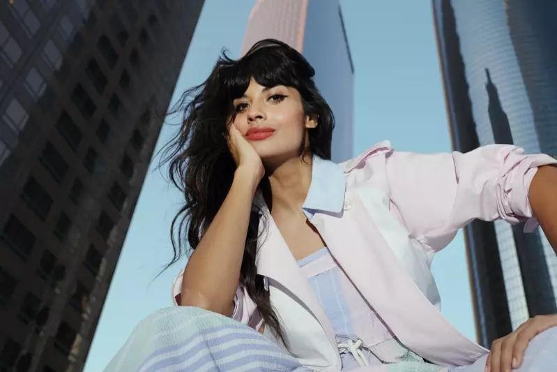 Jameela Jamil pasirodo Tommy Hilfiger 2021 m. pavasario-vasaros kampanijoje.