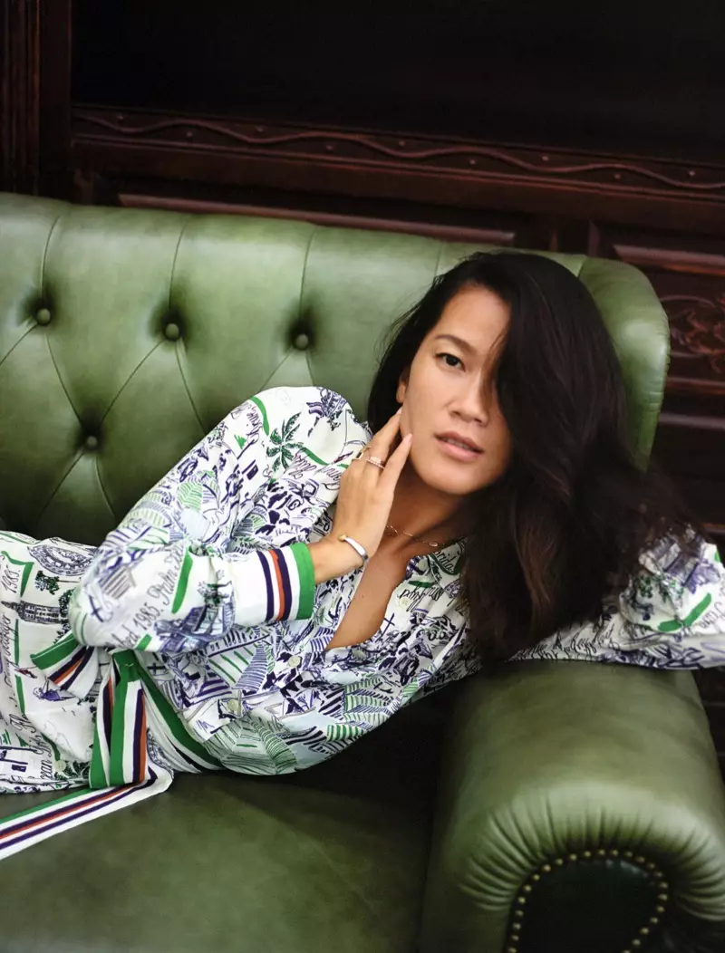 Monica Guo, Tommy Hilfiger ilkbahar-yaz 2021 kampanyası için poz veriyor.