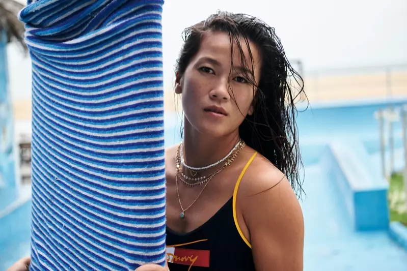 La surfista cinese Monica Guo appare nella campagna primavera-estate 2021 di Tommy Hilfiger.