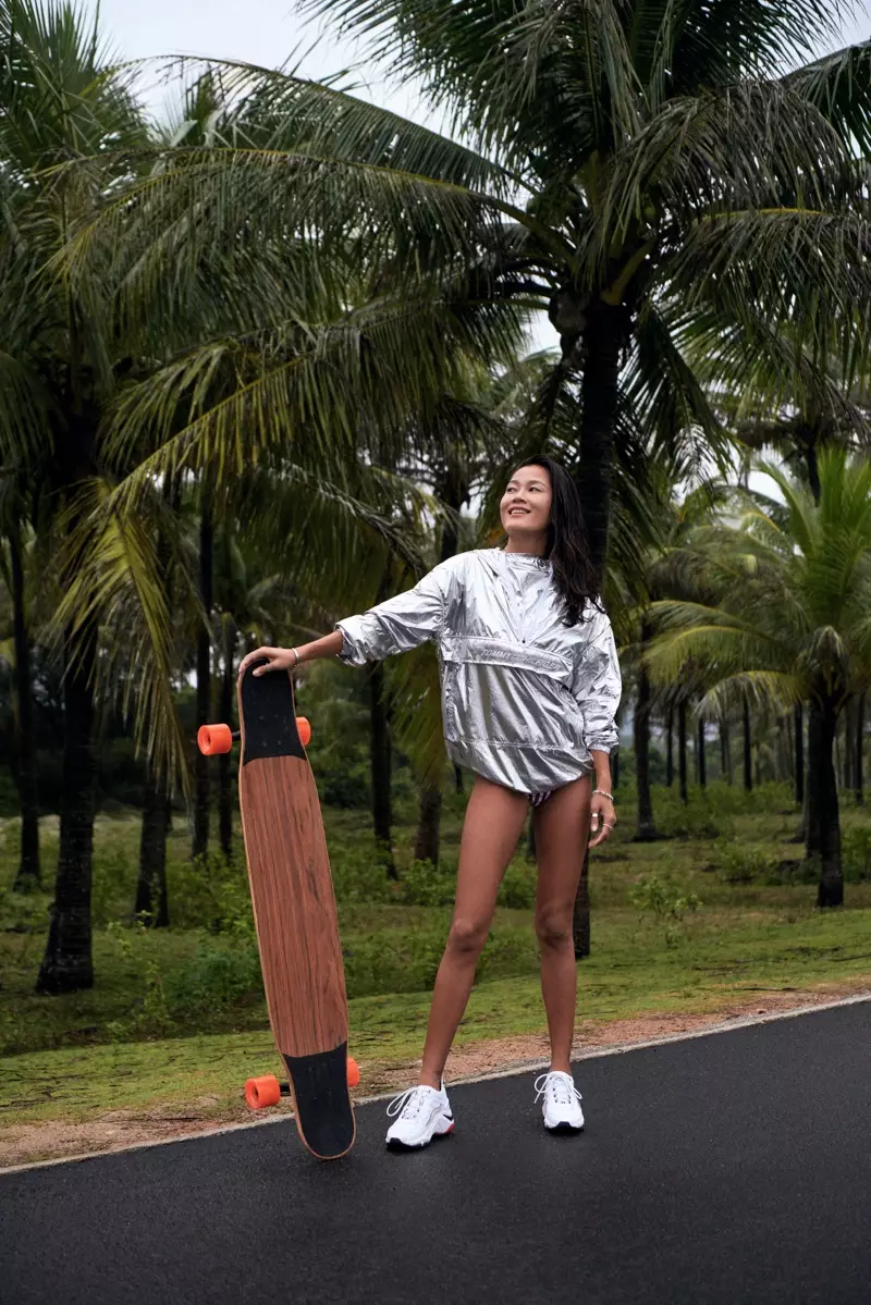 Tumbaga ang metallics, nag-pose si Monica Guo para sa Tommy Hilfiger spring-summer 2021 campaign.