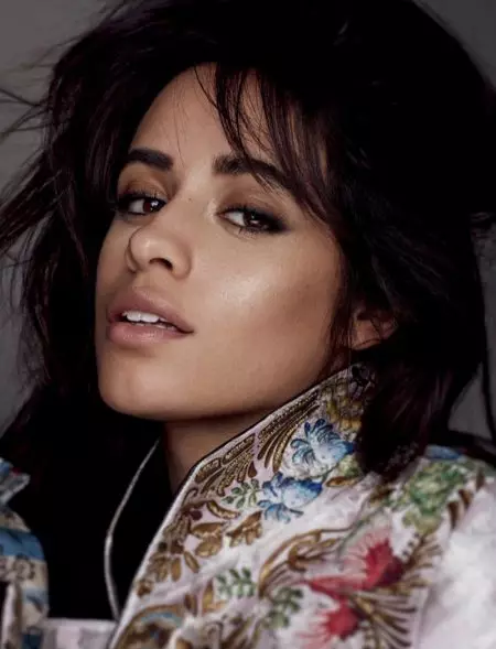 UCamila Cabello umi kwiLuxe ujonge iVogue Mexico