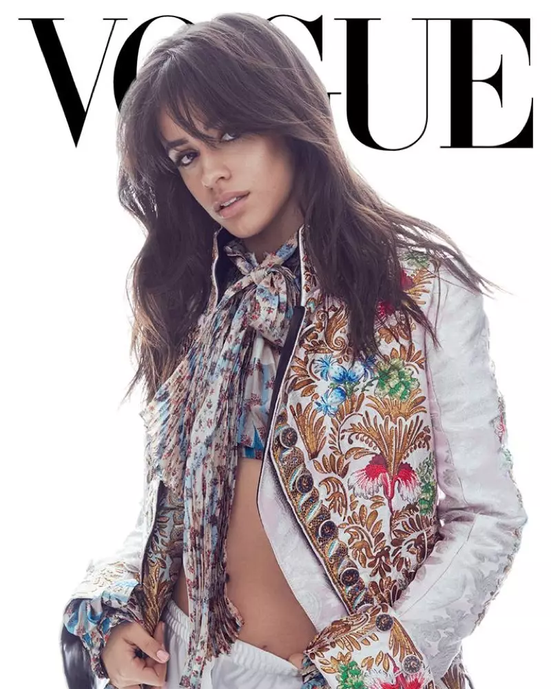 Penyanyi Camila Cabello pose di luhur sareng calana Louis Vuitton