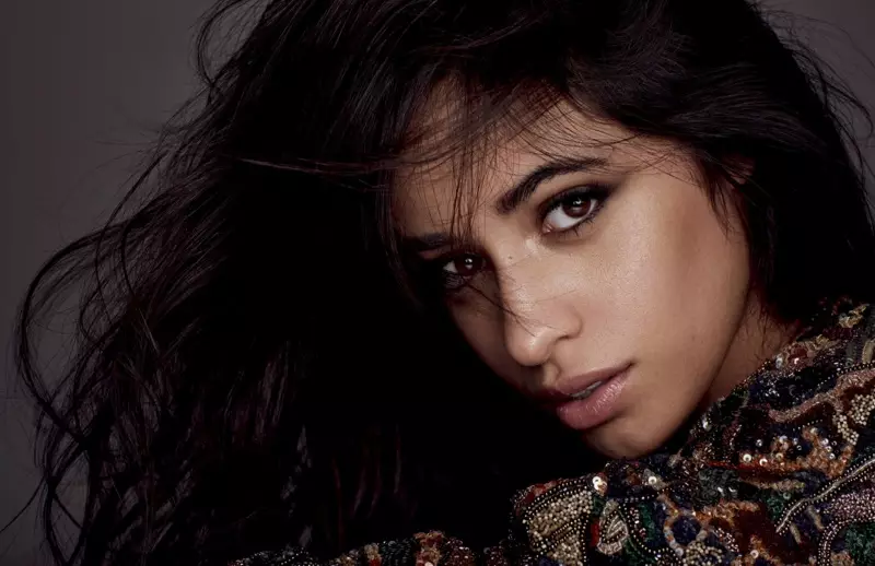 Andam na alang sa iyang closeup, si Camila Cabello nagsul-ob og sequin top gikan sa Saint Laurent