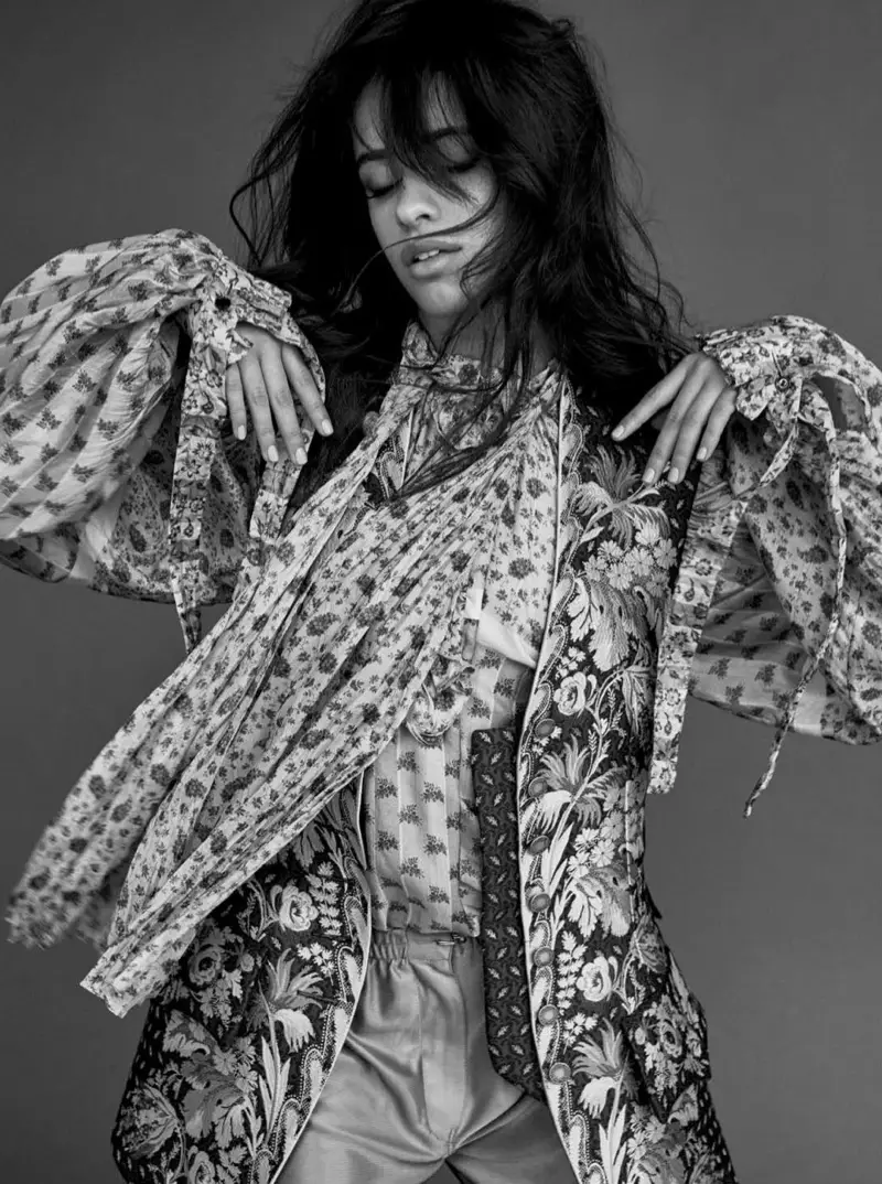 Fotografiada en blanco y negro, Camila Cabello luce look completo de Louis Vuitton