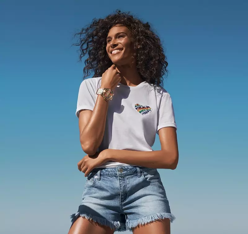 Cindy Bruna waxay u taagan tahay ololaha Michael Kors Pride 2021.