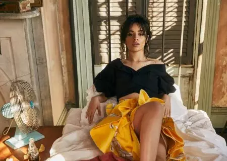 Camila Cabello פּאָוזאַז אין טראַפּיקאַל סטיילז פֿאַר די רעדאַגירן