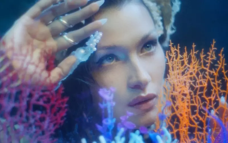 贝拉·哈迪德 (Bella Hadid) 为她的特写镜头做好了准备，她在 Jean Paul Gaultier Les Marins 竞选活动中担任主角。