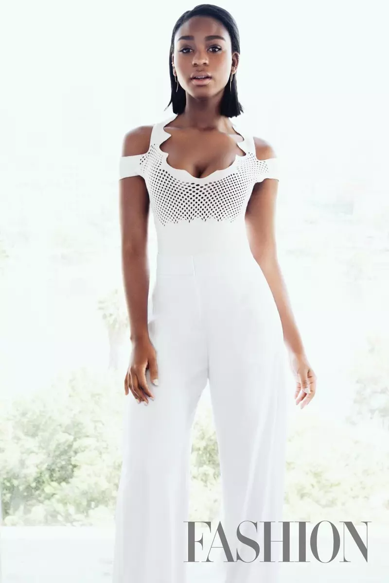 Normani Kordei nganggo bodysuit Kenzo bolong, celana Jonathan Simkhai lebar, anting EF Collection lan manset kuping AV Max