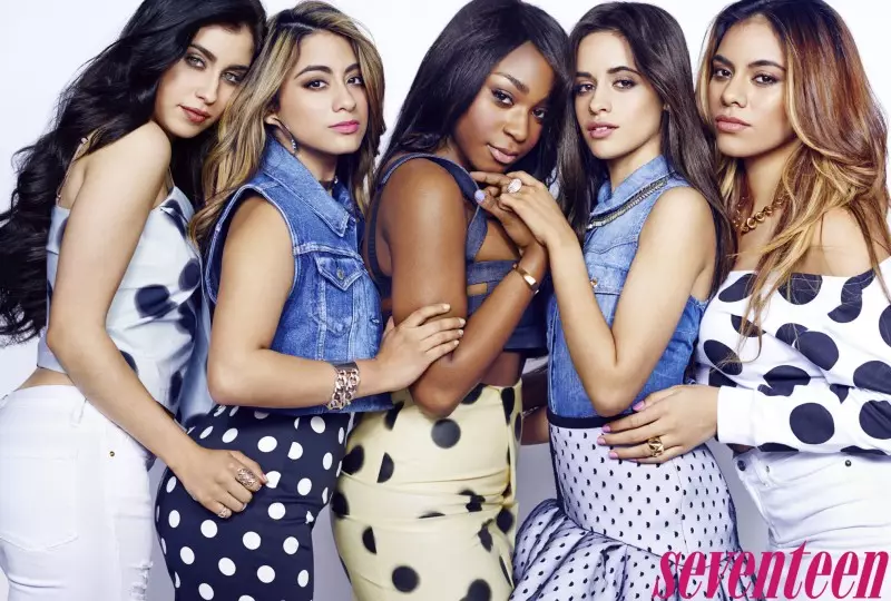 Fifth Harmony anafunga kwa kukumbatiana kwa kikundi huku wakipiga picha ya Seventeen.