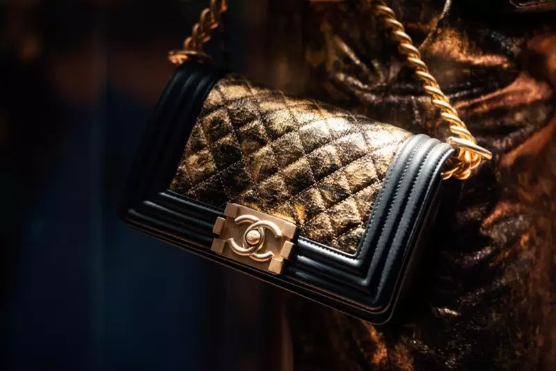 Goud versierde Chanel-sak