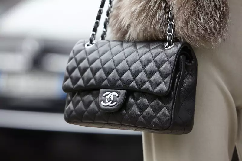 Musta Chanel Flap Bag Street