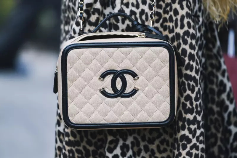 Bolsa Chanel pequena acolchada cadrada