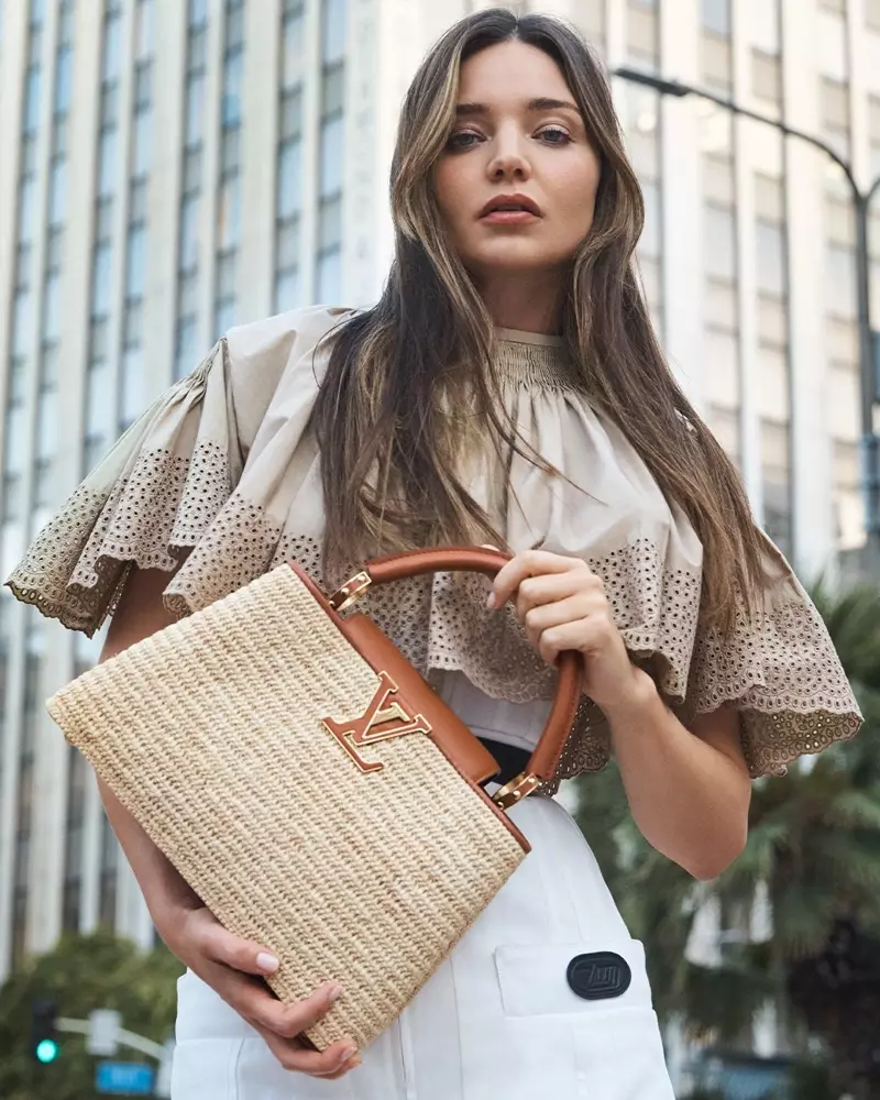 Louis Vuitton Capucines MM se presenta en rafia trenzada.