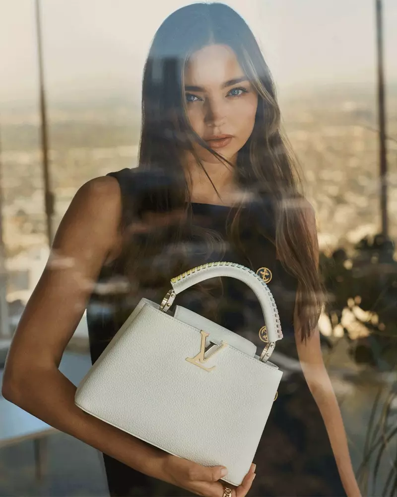 Miranda Kerr li ber pencereyê li pêş kampanyaya Louis Vuitton Capucines 2021 e.