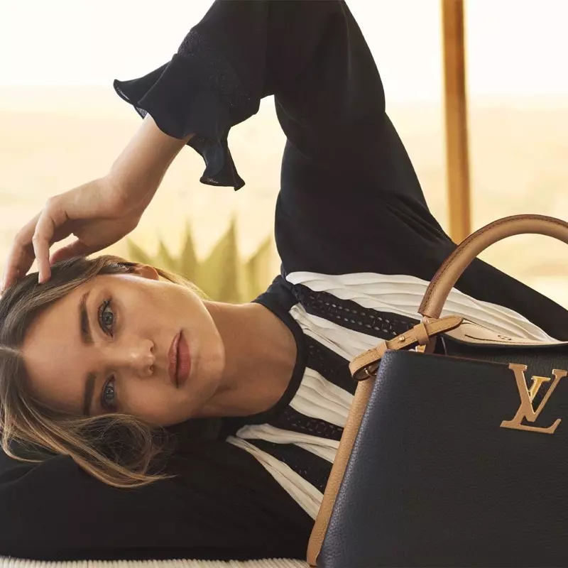 Miranda Kerr kry haar nabyskoot en voer Louis Vuitton Capucines 2021-handsakveldtog aan.