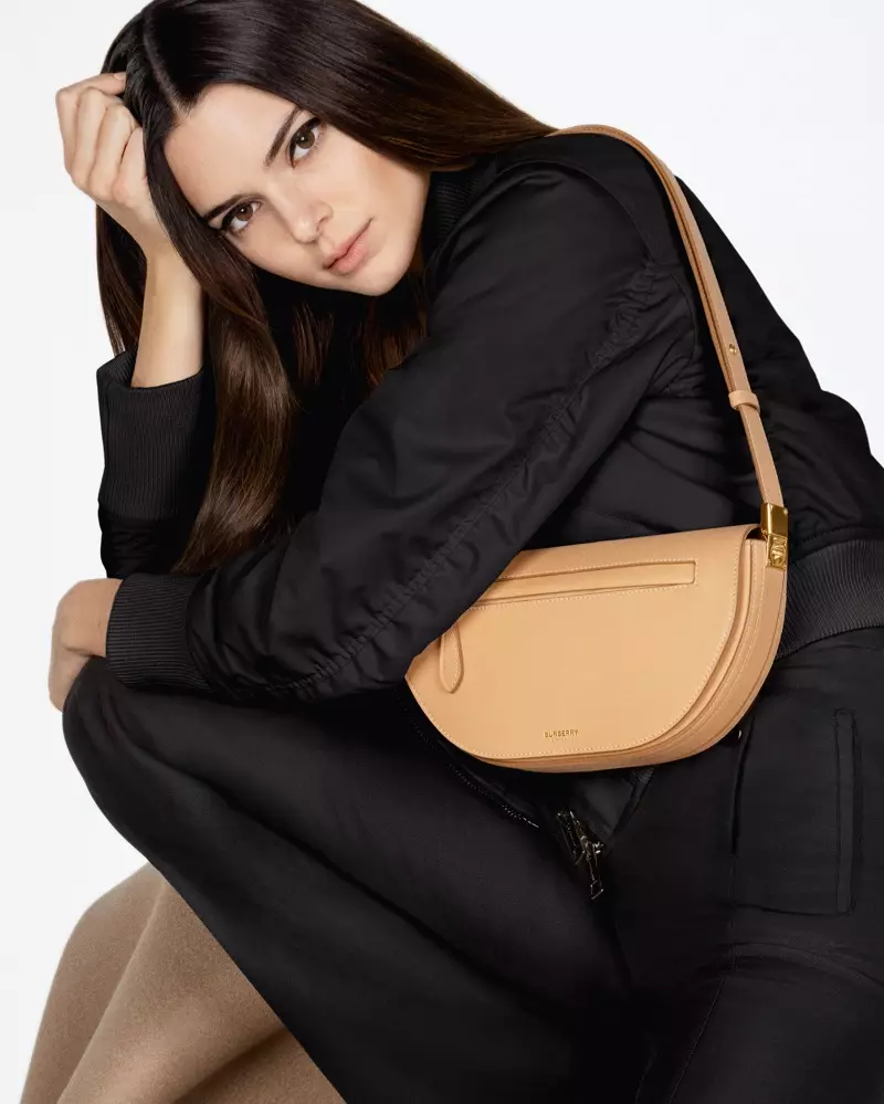 Supermodel Kendall Jenner ຖ່າຍຮູບກັບກະເປົາ Burberry Olympia ສໍາລັບແຄມເປນໃຫມ່.