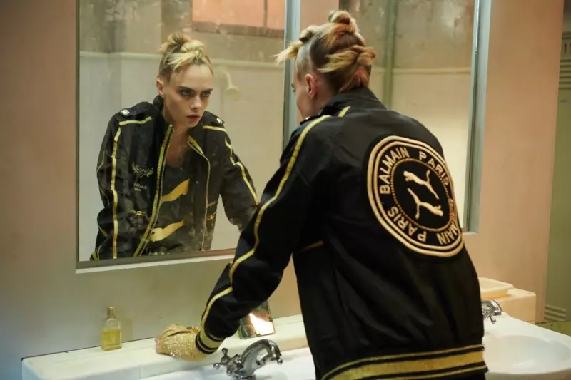 Aýna seredip, Cara Delevingne PUMA x Balmain kampaniýasyny öňe sürýär