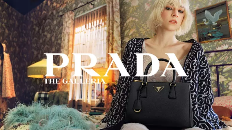 Bida si Hunter Schafer sa kampanya ng handbag ng Prada Galleria.