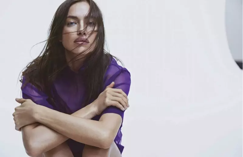 Irina Shayk Tħaddan Dehra Minima għal Vogue Messiku