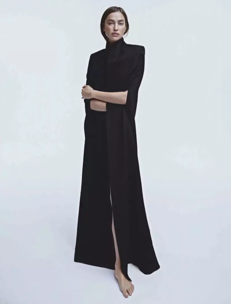 Irina Shayk adopte des looks minimalistes pour Vogue Mexico