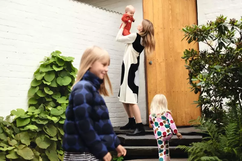 Un'immagine della campagna autunno-inverno 2019 di Uniqlo x Marimekko