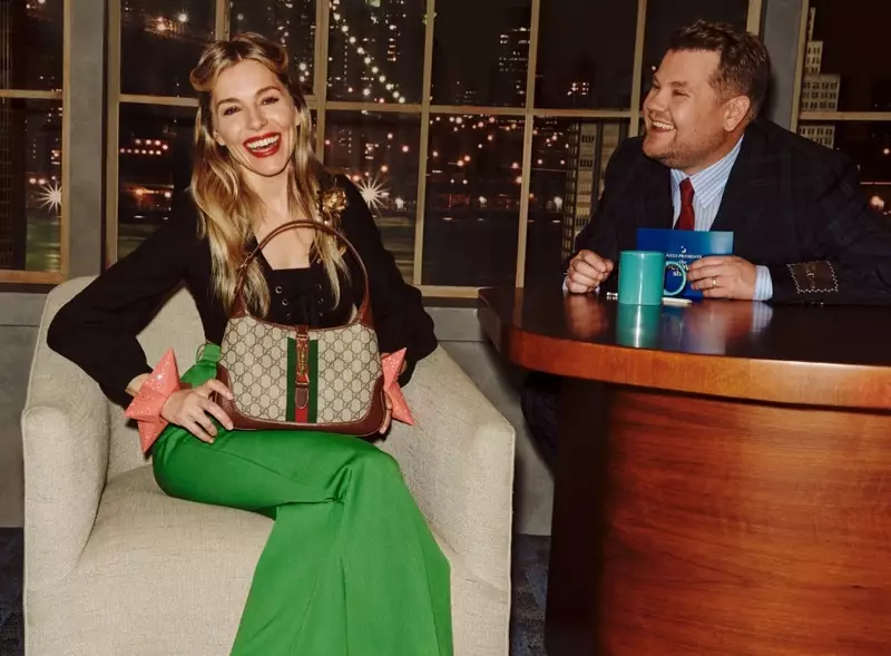 Sienna Miller spiller hovedrollen i Gucci Beloved Talk Show Handbag-kampanje.