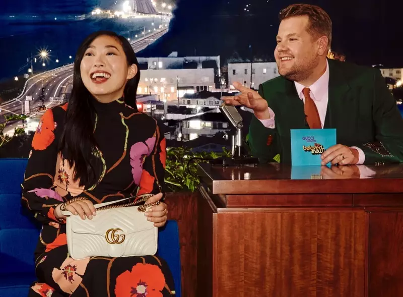 Nag-pose si Awkwafina para sa kampanya ng handbag ng Gucci Beloved Talk Show.