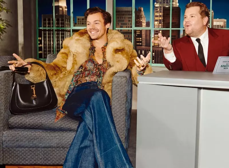 Harry Styles သည် Gucci Beloved Talk Show လက်ကိုင်အိတ်လှုပ်ရှားမှုအတွက် ဟန်ဆောင်ထားသည်။