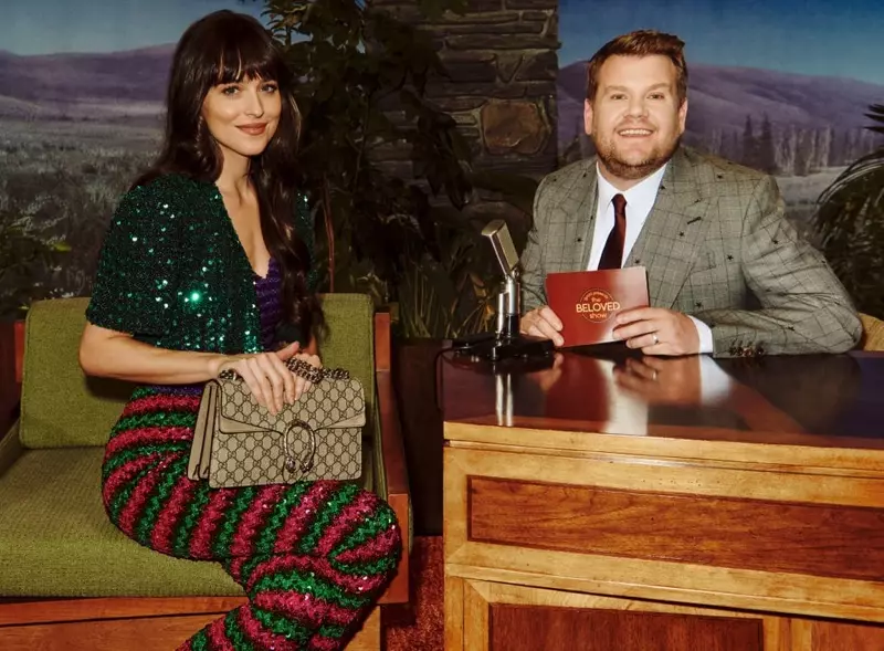 Dakota Johnson stillir sér upp fyrir Gucci Beloved Talk Show handtöskuherferðina.