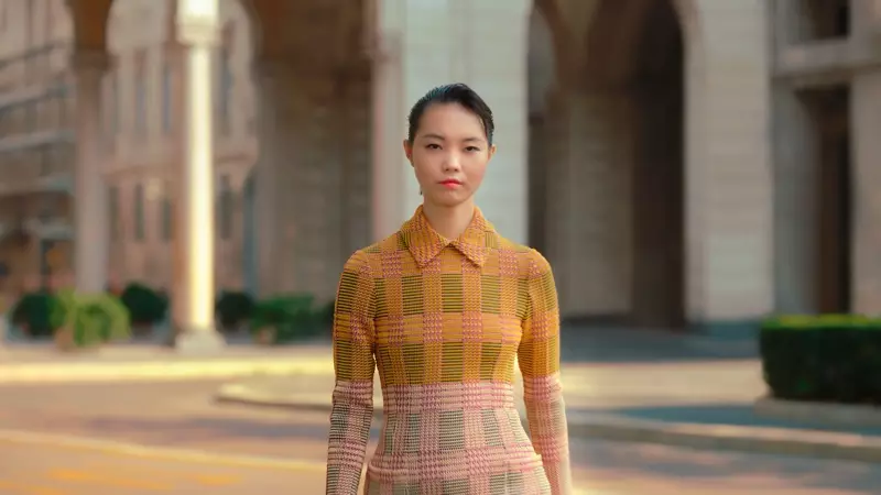 Si Maggie Cheng makita sa Salvatore Ferragamo spring-summer 2021 nga kampanya.