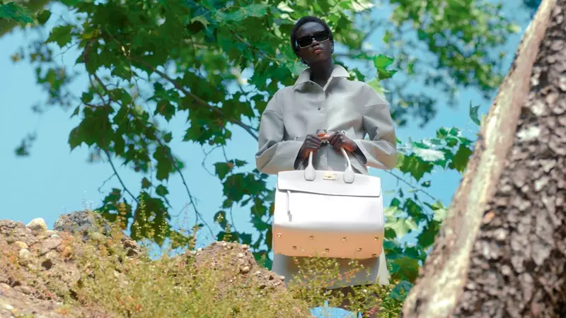 Bolsa Salvatore Ferragamo Trifolio em destaque na campanha primavera 2021.