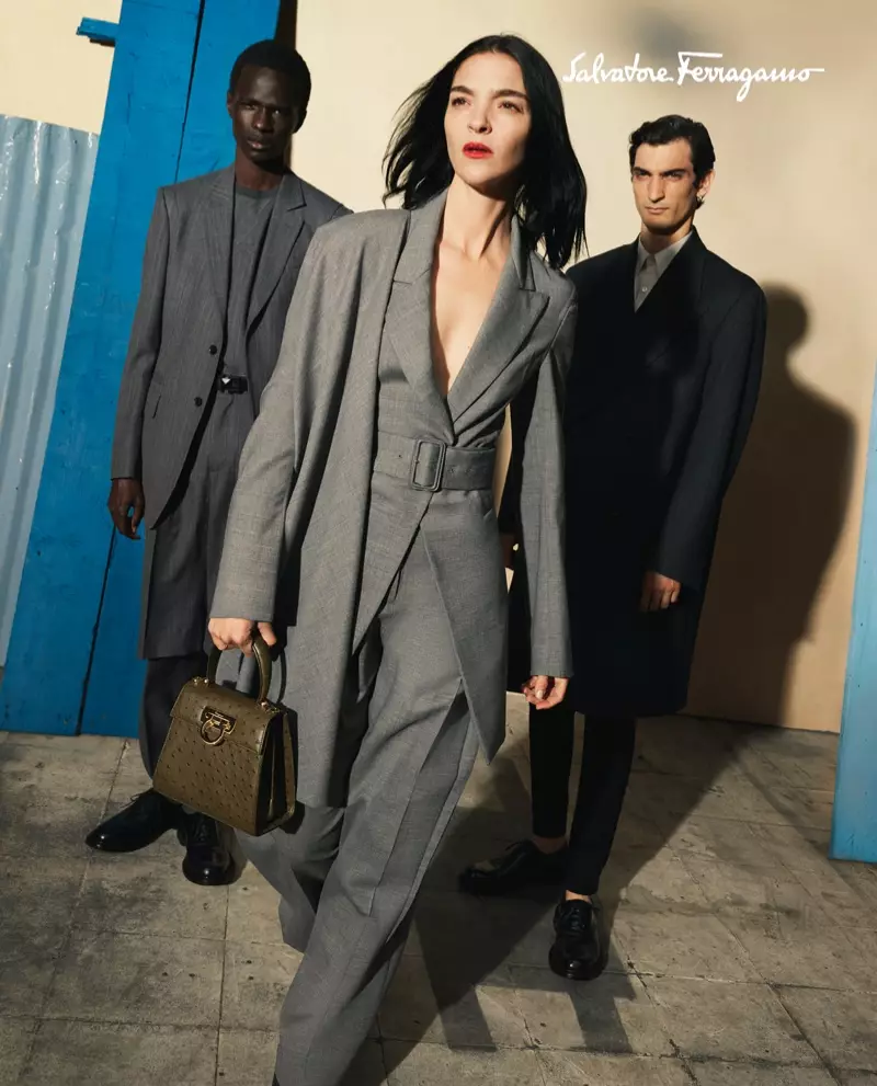 Mariacarla Boscono, Malick Bodian, र Luca Lemaire Salvatore Ferragamo fall-winter 2020 अभियानको लागि पोज दिँदै।