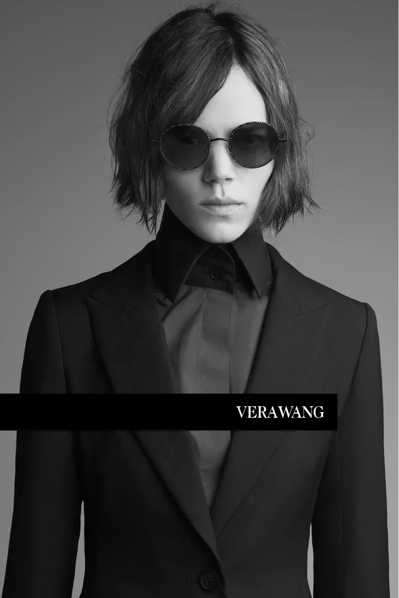 De óculos escuros, Freja Beha Erichsen aparece na campanha primavera-verão 2018 de Vera Wang