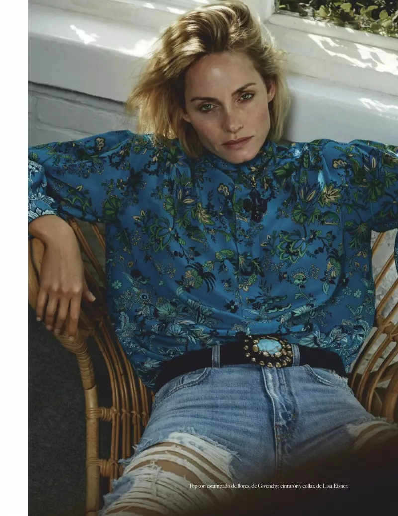 Amber Valletta pózuje v uvolněné poloze pro Vogue Mexico