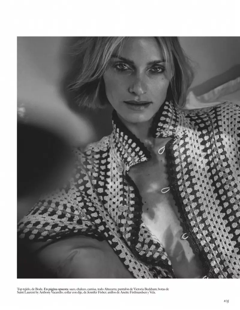 Amber Valletta posa con looks relajados para Vogue México