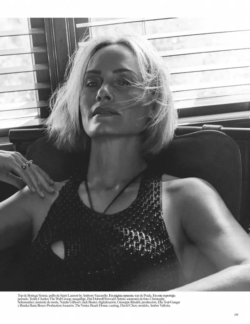 Amber Valletta tạo dáng trong tư thế thoải mái trên tạp chí Vogue Mexico