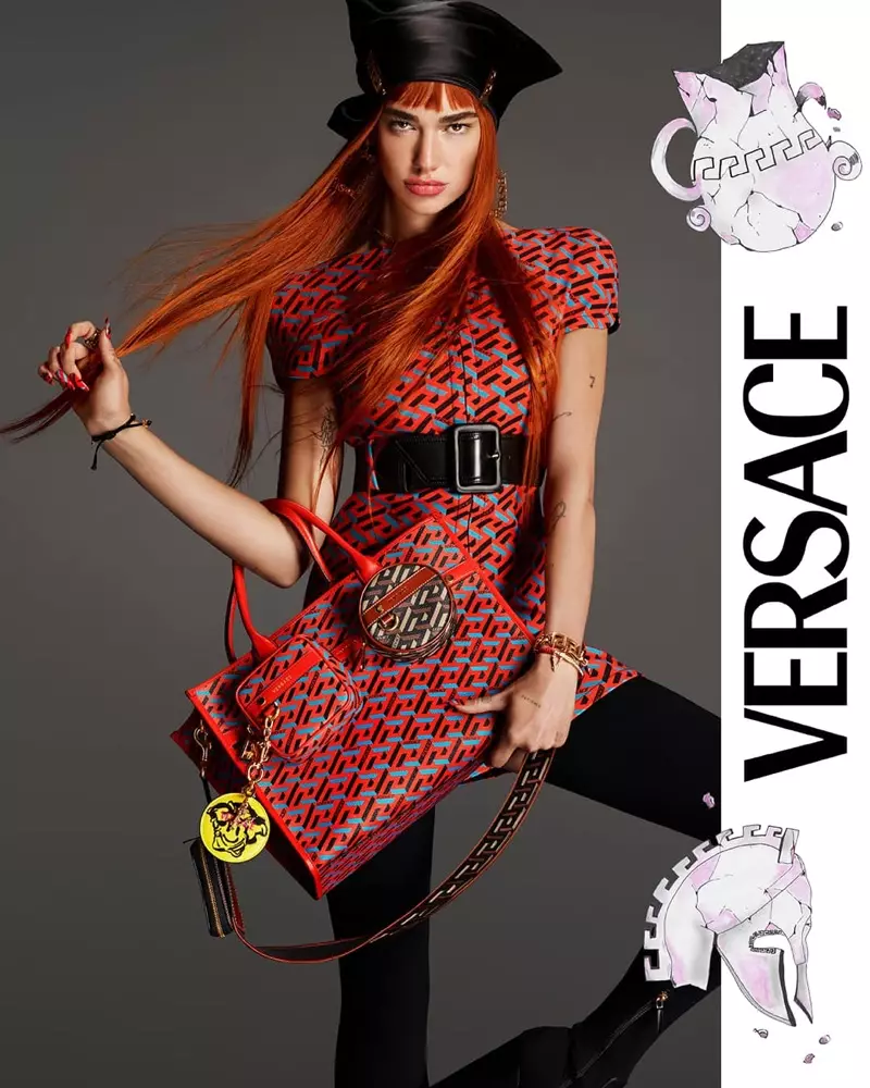 Sångerskan Dua Lipa poserar för Versace höst-vinter 2021-kampanj.