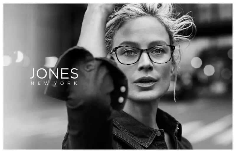 Carolyn Murphy nosí okuliare v kampani Jones New York jeseň-zima 2019