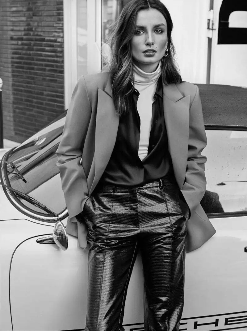 Andreea Diaconu wuxuu u xidhaa koox dabacsan oo Vogue Paris ah