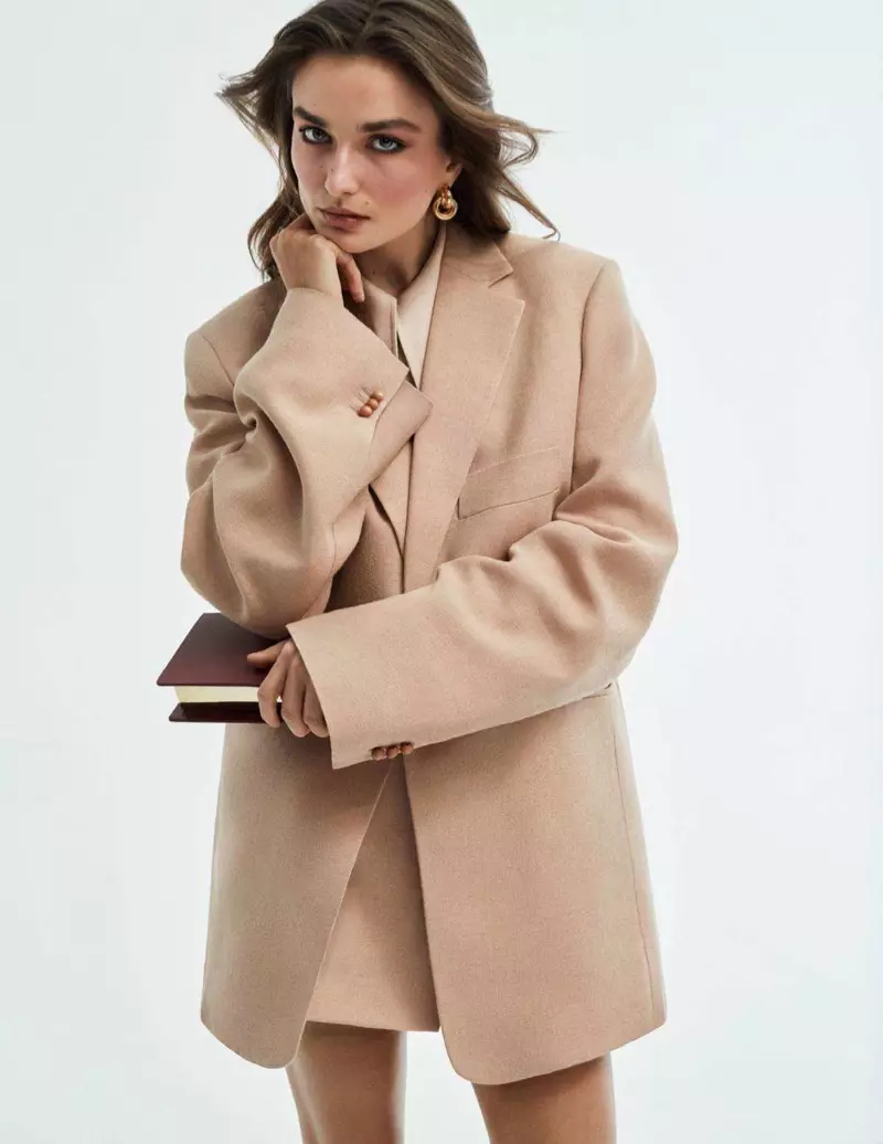 Andreea Diaconu သည် Vogue Paris အတွက် စိတ်အေးလက်အေး ၀တ်ဆင်ထားသည်။