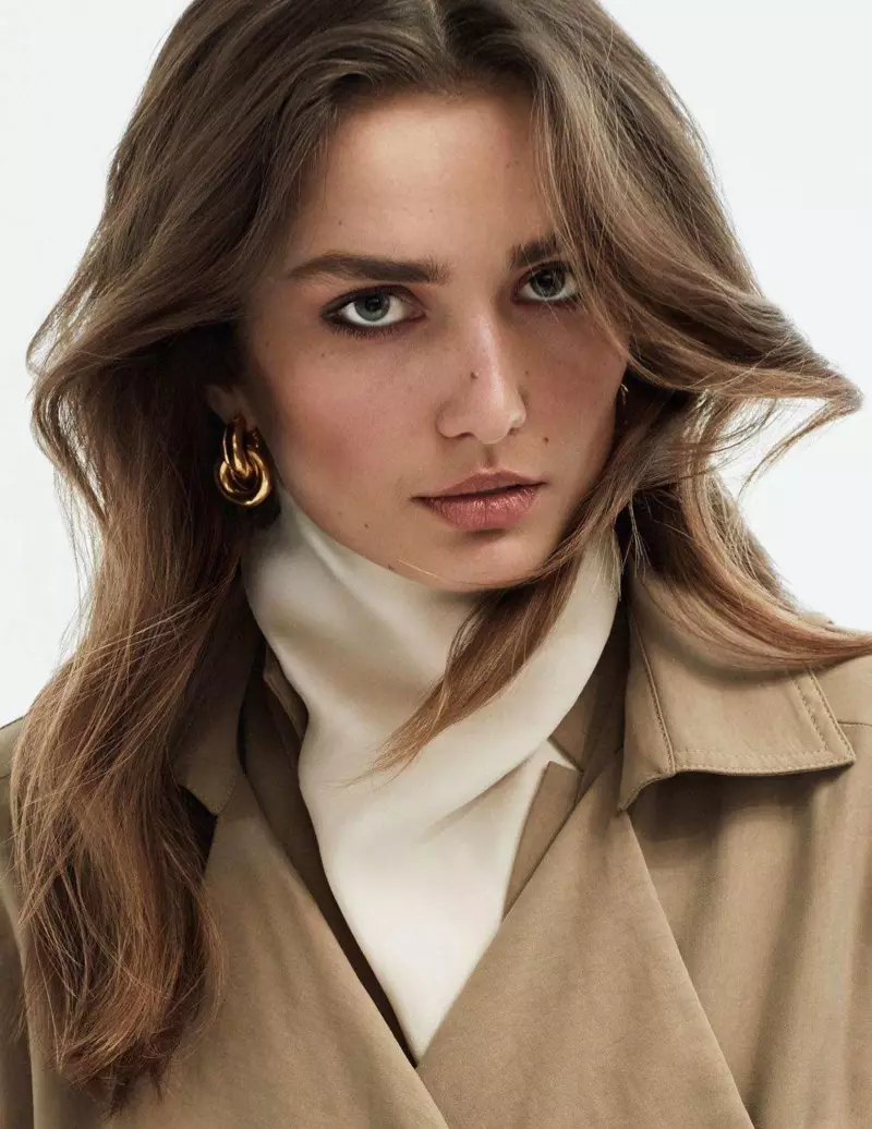 Andreea Diaconu draagt ontspannen ensembles voor Vogue Paris