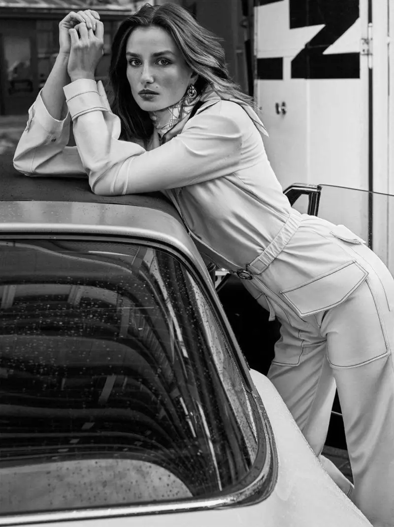 Andreea Diaconu သည် Vogue Paris အတွက် စိတ်အေးလက်အေး ၀တ်ဆင်ထားသည်။