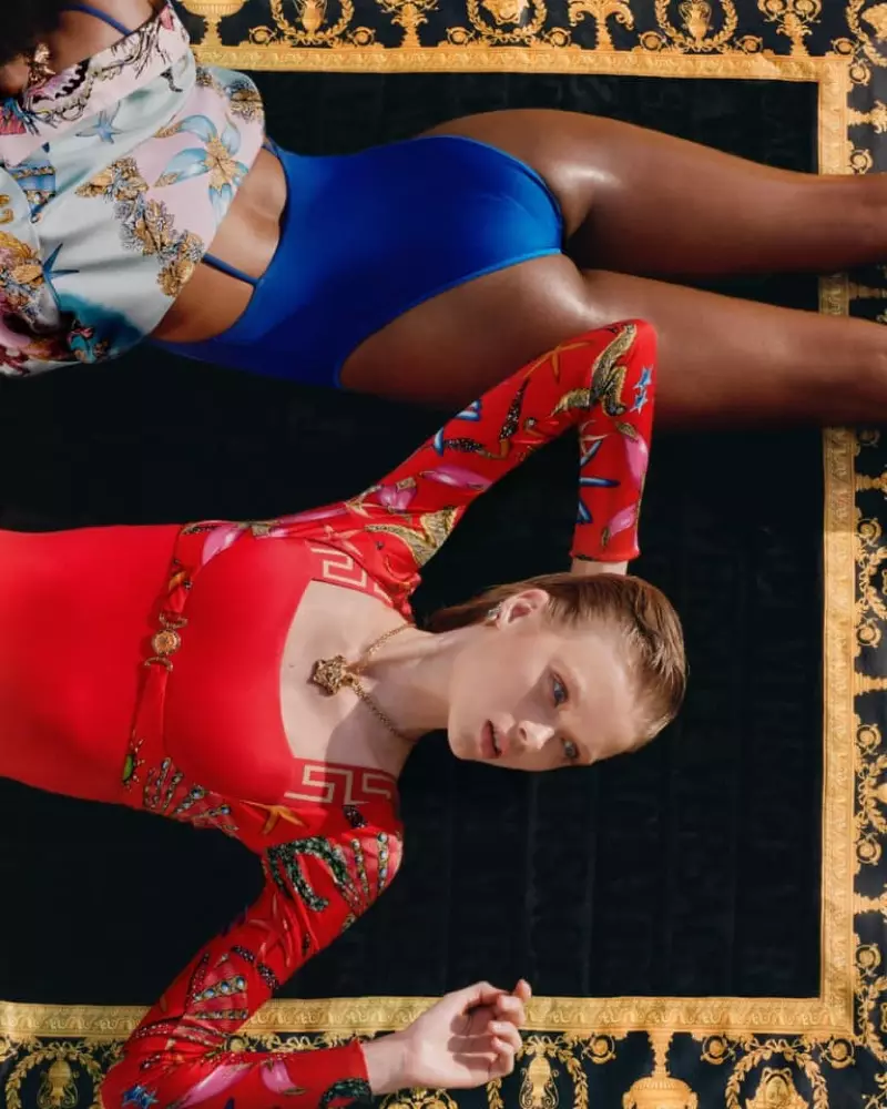 Evie Harris speel die hoofrol in Versace La Vacanza 2021-swemklereveldtog.